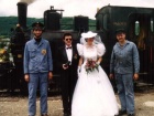 Hochzeitsgäste zusammen mit dem Lokpersonal vor der Pinus [1989]