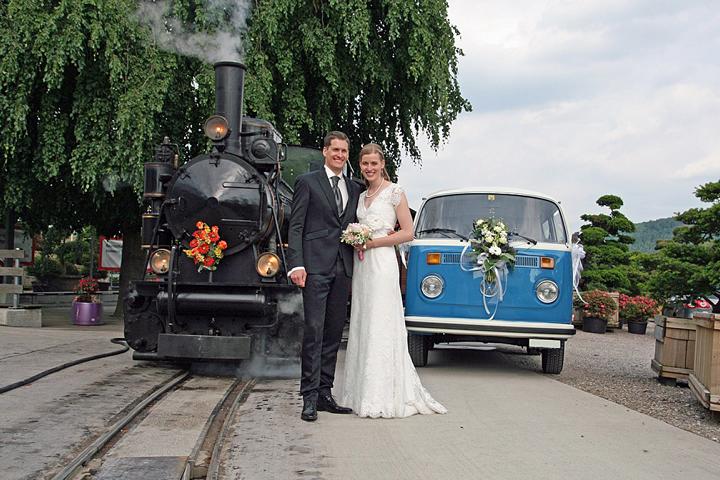 Hochzeitspaar vor dem Dampfzug Hochzeitspaar