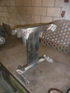 Die Konsole für die Luftpumpe wird an den neuen Kessel angepasst [7. Januar 2012]