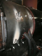 Die Befestigungen der Luftpumpe werden an die Rauchkammer geschweisst [14. Januar 2012]