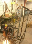 Das Gerippe des lokführerseitigen Seitenkastens wird fertig bearbeitet [Dezember 2011]