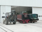 Das Führerhaus wird für die weitere Bearbeitung aus der Halle geholt [November 2011]