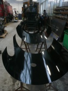 Die Verschalungsbleche des Langkessels sind nun bereits auf der Innenseite fertig gestrichen [Dezember 2011]