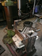 Die Löcher in der Konsole der Luftpumpe werden gebohrt [21. Januar 2012]