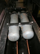 Im lokführerseitigen Seitenkasten wurden zwei kleine Lufttanks für das Führerbremsventil eingebaut [14. März 2012]