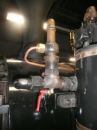 Der Druckregler erhält weitere Leitungen angebaut [ 23. März 2012]