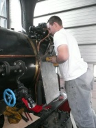 An der Rauchkammer werden Verschalungsbleche montiert [15. Mai 2012]