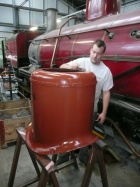 Die Verschalung vom Dampfdom wird grundiert [15. Mai 2012]