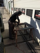 Die Klappen der Motorhaube der Viola werden abgeschliffen [4. März 2017]