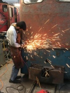 In der Führerhausrückwand der Viola werden einige Löcher wieder verschweisst [4. März 2017]