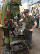 Die neue Pufferbohlen vom Lukas erhalten grössere Löcher [18. März 2017]