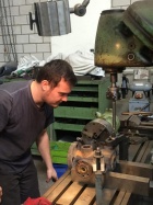 Am Armaturenstock vom Lukas wird ein weiterer Ventilsitz überfräst [18. März 2017]