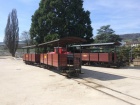 Drei Wagen wurden für den jährlichen Unterhalt vor dem Depot bereitgestellt [30. März 2017]