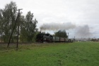 Der Dampfzug fährt vor der Kulisse der Stadt Zittau in Richtung Oybin