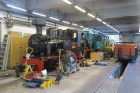 Blick in die Fahrzeughalle mit den Dampfloks Luise Las (Chrzanów) und Klaus (Lowa)