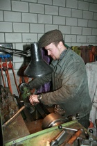 Ein Teil wird auf der Drehbank gebohrt [29. Dezember 2014]