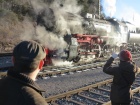 Die Dampflok wird ausgiebig fotografiert [30. Dezember 2016]