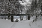 Blick vom Einschnitt auf die verschneite kleine Brücke 