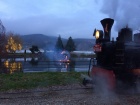 Während dem Aufenthalt im Bahnhof Baumschulsee findet auf dem See eine Feuershow statt [29. November 2018]