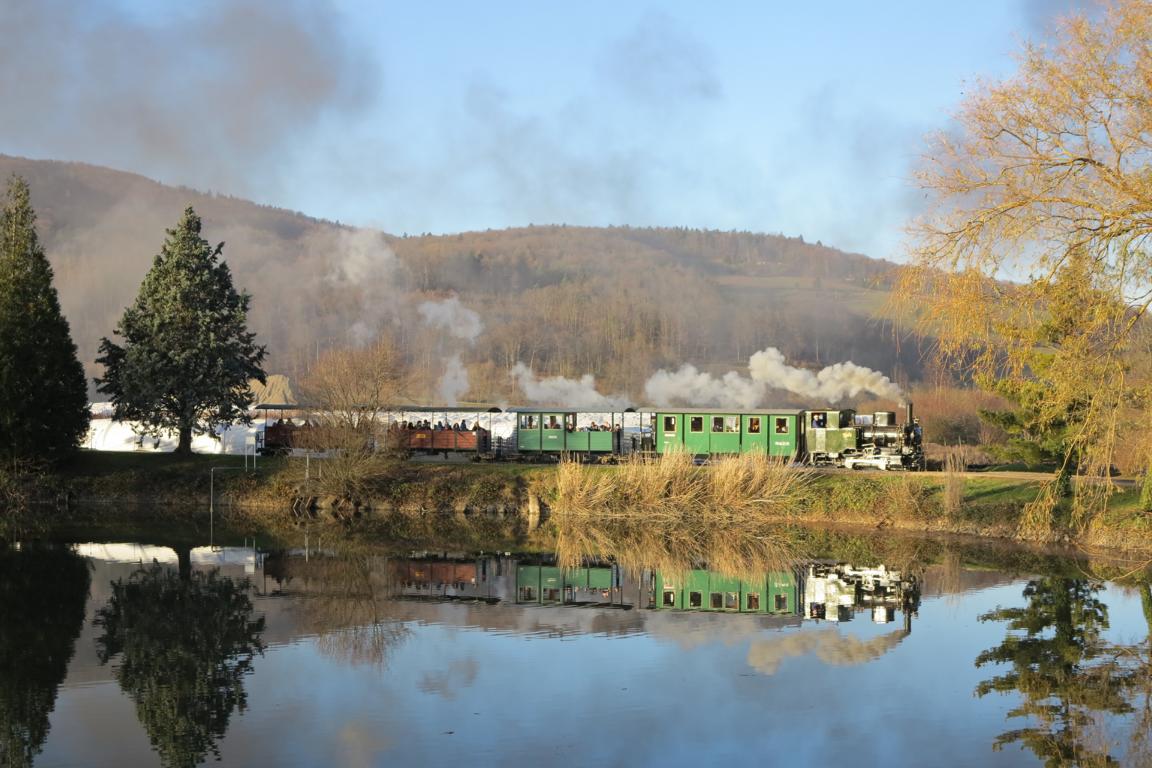 Stimmungsvolle Spiegelung der Molly und ihres Zuges im Baumschulsee 