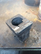 Eine zerbrochene Achskiste eines Wagens wird repariert [1. September 2016]