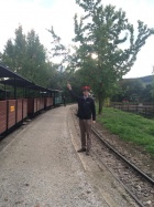 Der Dampfzug wird ausnahmsweise auch im Bahnhof Baumschulsee mit der Kelle abgefertigt [9. Oktober 2016]
