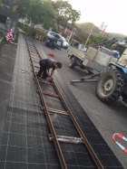 Der Werkstattchef beim Verschrauben der Gleisjoche [30. September 2015]