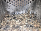 Die Briketts sind ausgebrannt und müssen vom Rost entfernt werden [3. Dezember 2022]