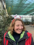 Eine Mitarbeiterin der Zulauf AG freut sich auf die Gäste [7. Dezember 2022]