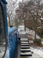 Fahrt über die kleine Brücke hinunter in den Bahnhof Baumschulsee [9. Dezember 2022]