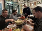 Zum Abschluss des Tages geniessen die Aktivmitglieder ein Fondue im Baumschulcafé [10. Dezember 2022]