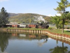 Der Dampfzug spiegelt sich im Baumschulsee [7. Oktober 2018]