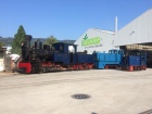 Die drei blauen Lokomotiven der SchBB stehen gemeinsam vor der Werkstatt [23. September 2017]