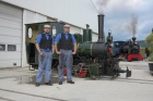 Das Lokpersonal der Emma posiert vor ihrer Lok [25. Mai 2013]