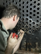 In der Feuerbüchse der Molly werden die Rohrenden umgebördelt [16. Februar 2022]