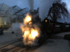 Der Dampfzug steht zur letzten Rundfahrt des Tages bereit [28. November 2020]