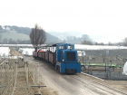 Der Zug fährt durch die leeren Produktionsflächen der Baumschule [11. Dezember 2020]