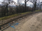 Bei der Ausfahrt aus dem Bahnhof wurde ein zu sanierendes Gleisstück markiert [20. Februar 2021]