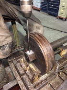 Der Sicherungsstift an einer Kolbenstange der Molly wird ausgebohrt [27. Januar 2018]