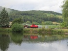 Der Dieselpersonenzug spiegelt sich im Baumschulsee [29. Juni 2014]