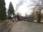 Testweise hält der Nordpl-Express für die Feuershow am Baumschulsee in die andere Richtung [6. Dezember 2019]