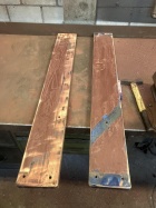 Die alte Farbe auf den Brettern wird entfernt [9. Mai 2023]