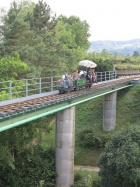 Der kleine Zug überquert die grosse Brücke