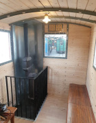 Die Ecke des Innenraums vom Fakultativwagen mit dem Kanonenofen konnte fertiggestellt werden [12. März 2022]