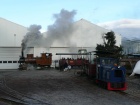 Der Dampfzug quert die Gleise von Remise und Werkstatt