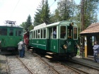 Der Triebwagen Ce 2/2 12 der Langenthal-Jura-Bahn rangiert im Museumsgelände von Chaulin