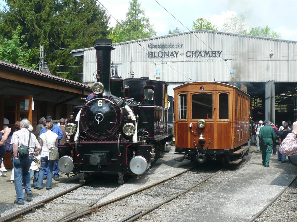 Dampflok G 3/3 6 der Bière-Apples-Morges Bahn und der CF2 21 der Aigle-Leysin Bahn warten auf die nächsten Einsätze