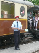 Der Bahnhofvorstand von Chamby wartet darauf, den Abfahrtsbefehl zu geben
