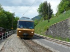 Einfahrt des Golden-Pass-Panoramic-Express der MOB in den Bahnhof Chamby