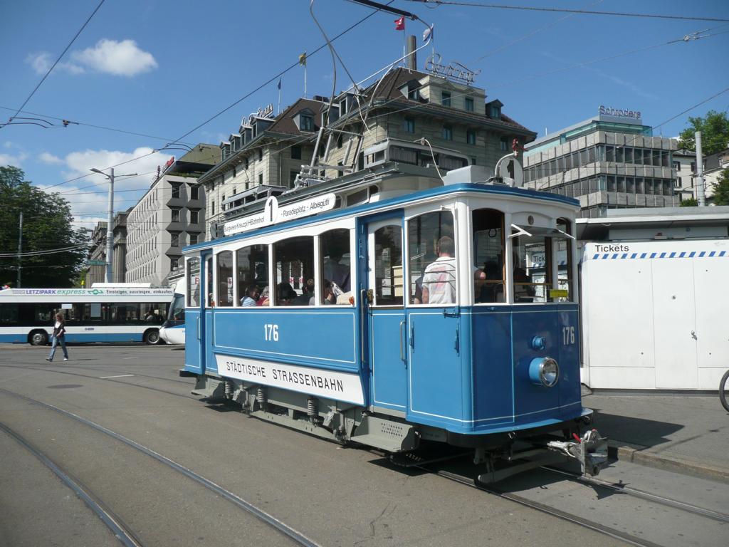 Der Ce 2/2 176 bei der Rückfahrt an der Haltestelle Central